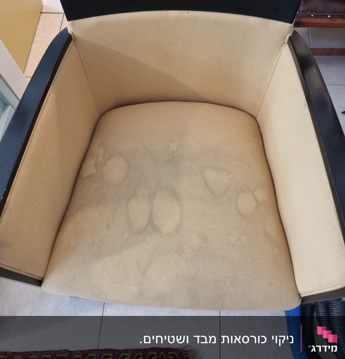 כיסא עם כתמים על המושב, צינור כחול לידו